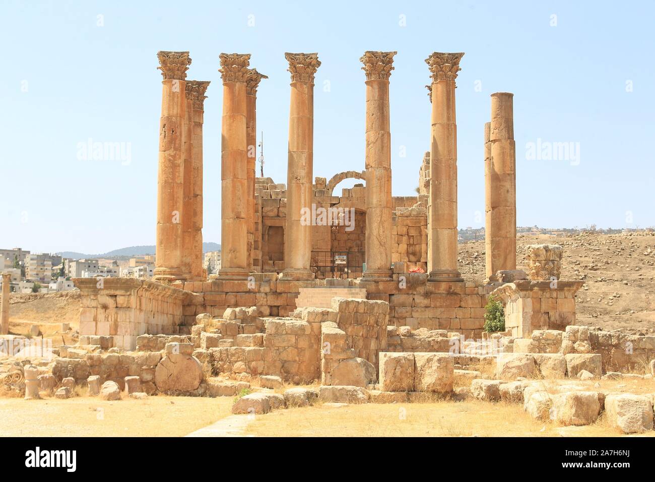 JORDANIA. JERASH AMMAN. Jerash , es el sitio de las ruinas de la ciudad grecorromana de Gerasa, también conocida como Antioquía en el Río Dorado. Jerash es considerada una de las ciudades romanas más importantes y mejor conservadas del Cercano Oriente. Era una ciudad de la Decápolis.. RESTOS DEL TEMPLO DE ARTEMISA. Stock Photo