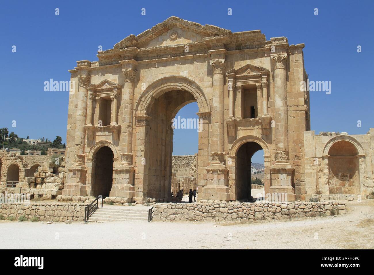 JORDANIA. JERASH AMMAN. Jerash , es el sitio de las ruinas de la ciudad grecorromana de Gerasa, también conocida como Antioquía en el Río Dorado. Jerash es considerada una de las ciudades romanas más importantes y mejor conservadas del Cercano Oriente. Era una ciudad de la Decápolis.. ARCO DE ADRIANO . EREGIDO CON MOTIVO DE LA VISITA DEL EMPERADOR ADRIANO EN EL 129-130. Stock Photo