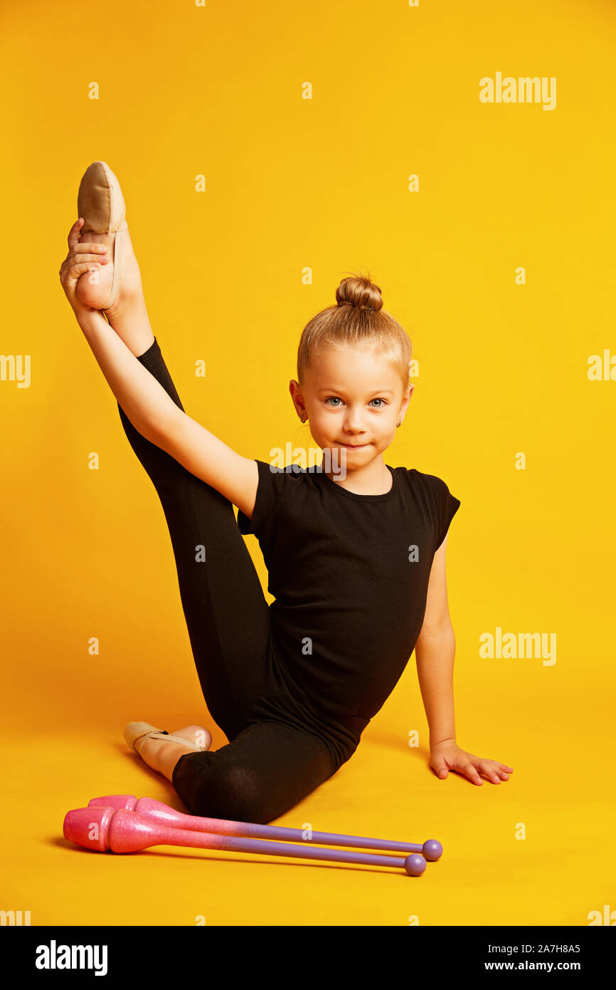 Cute gymnastic little girl doing hi-res stock photography and images - Alamy