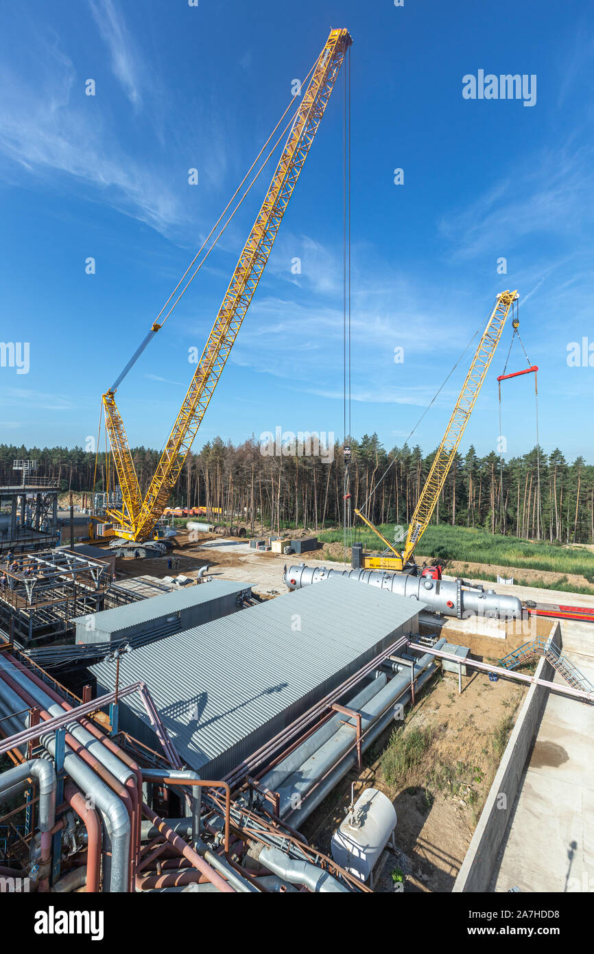 MOSCOW, RUSSIA, 08.2018: The construction of an oil refinery, near Moscow. industrial cranes (LIEBHERR), construction and installation of components o Stock Photo