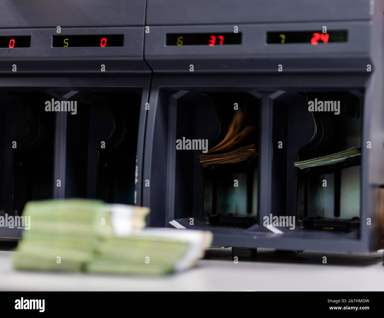 Big automatic electronic device for counting various types of banknotes