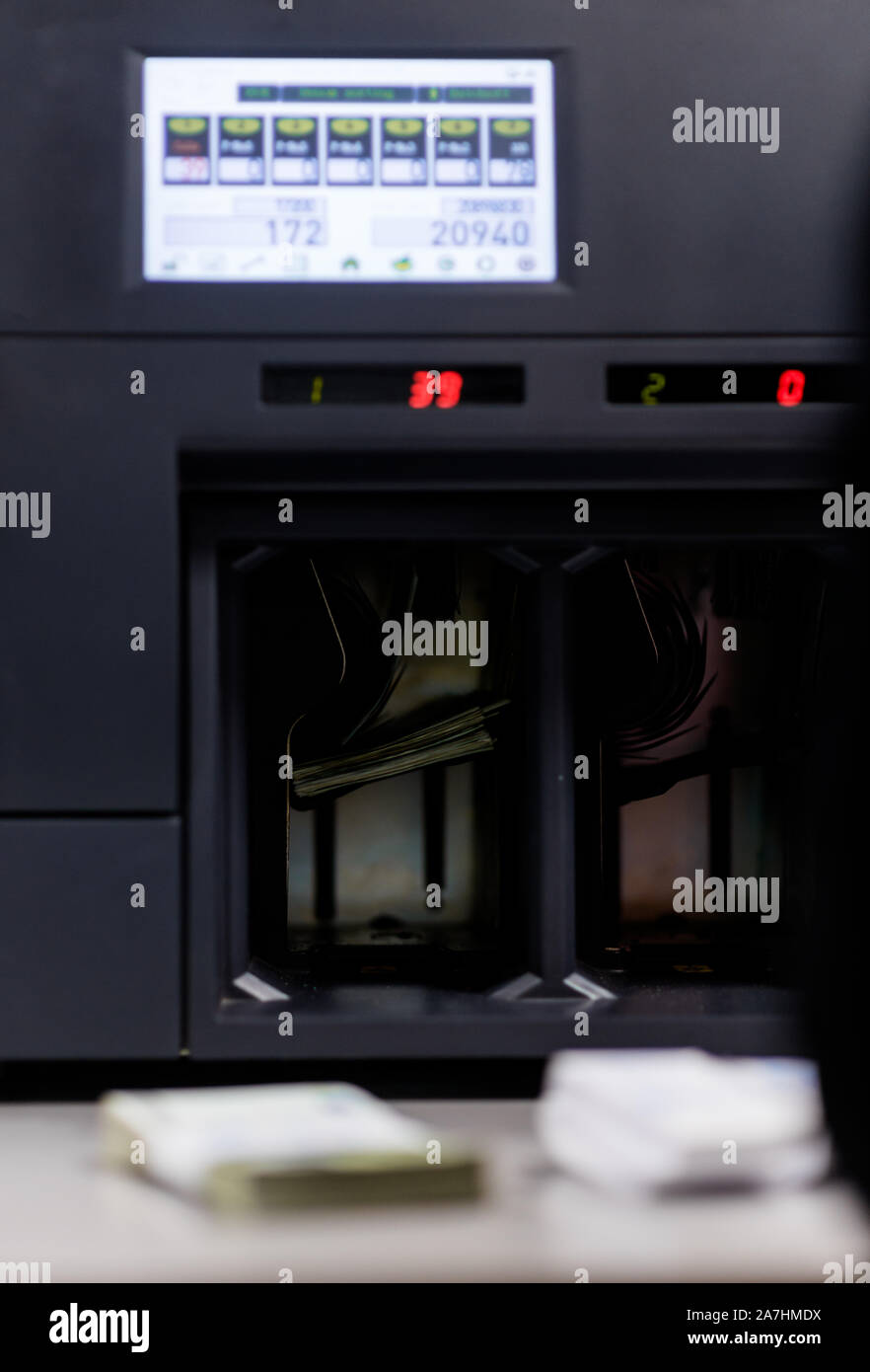 Big automatic electronic device for counting various types of banknotes