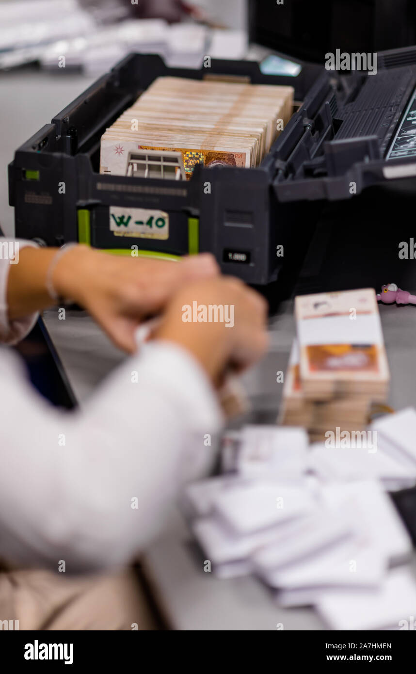 Hand sorting cash hi-res stock photography and images - Alamy