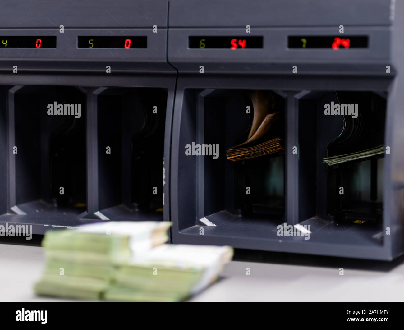 Big automatic electronic device for counting various types of banknotes