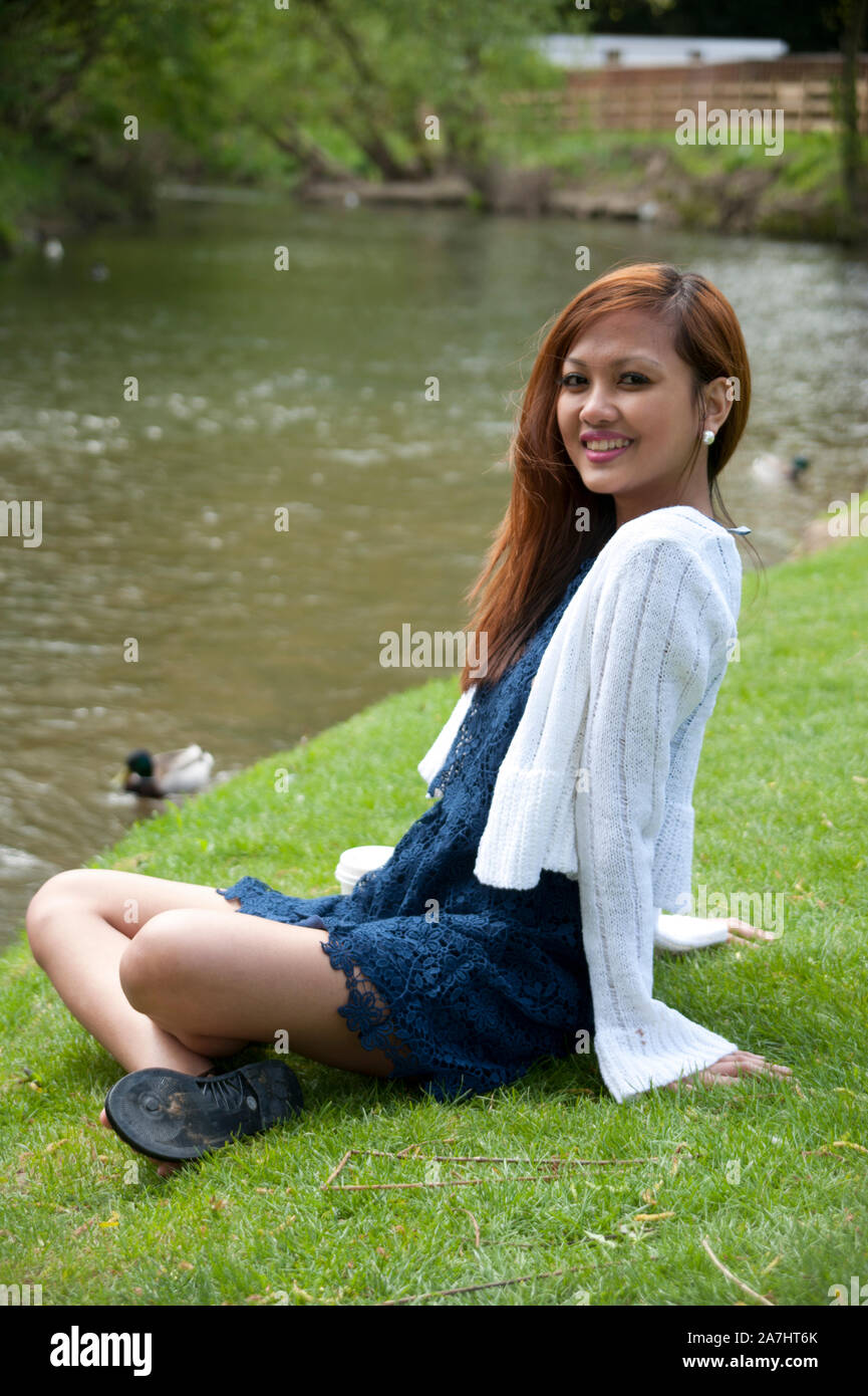 Girl cross legs teenager hi-res stock photography and images - Alamy
