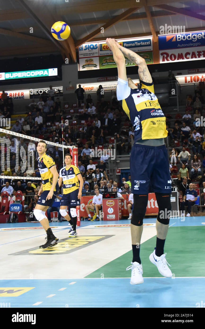 recupero of anderson matthew (leo shoes modena) during Finals - Sir Safety Perugia vs Modena Volley, Civitanova Marche, Italy, 02 Nov 2019, Volleyball Stock Photo