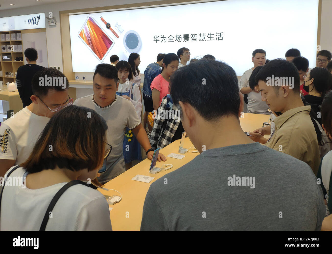 Enthusiastic consumers crowd into a retail store to experience newly-released Huawei Mate 30 series in Beijing, China, 23 September 2019. *** Local Ca Stock Photo