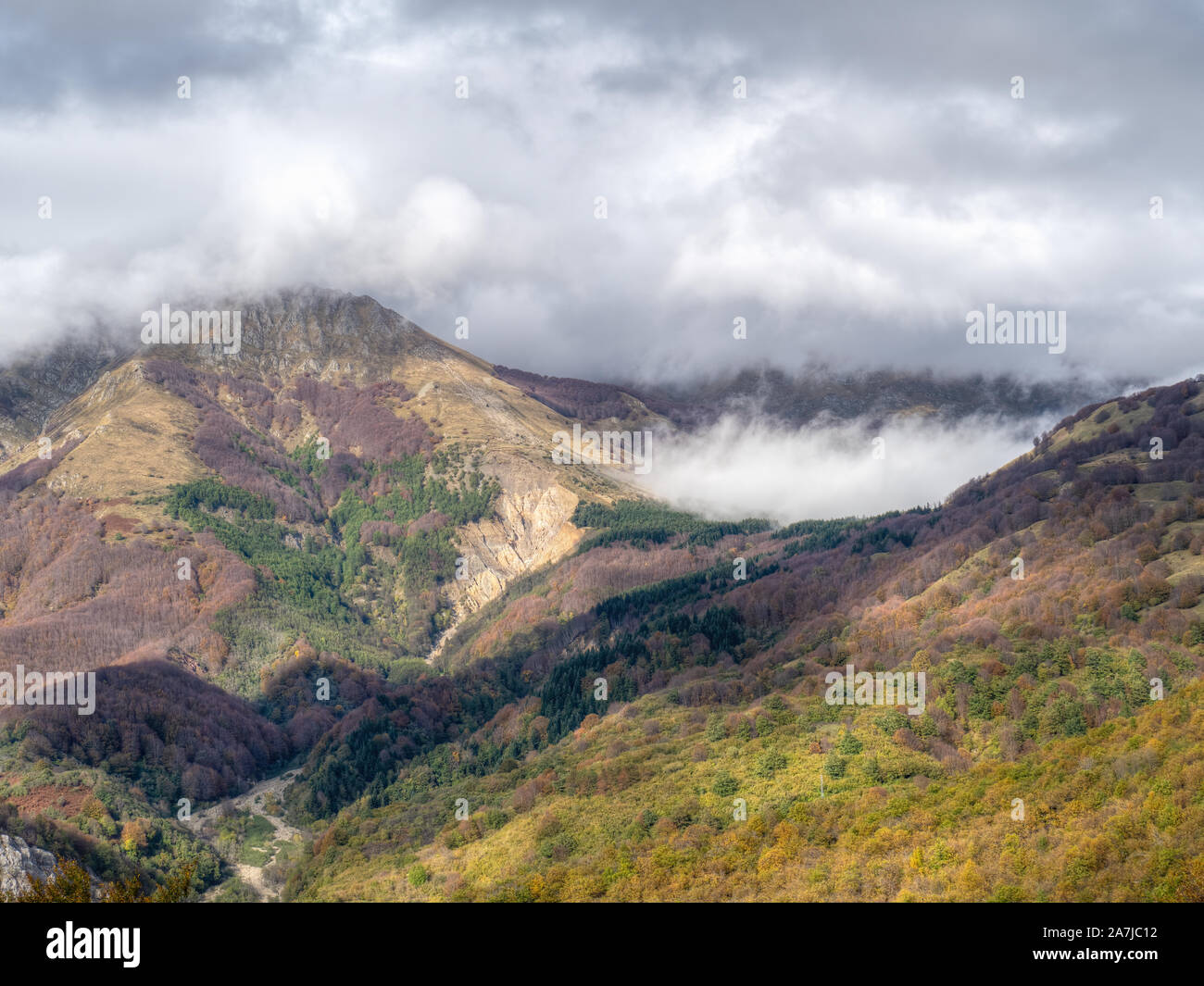 Tuscan emilian apennine national park hires stock photography and