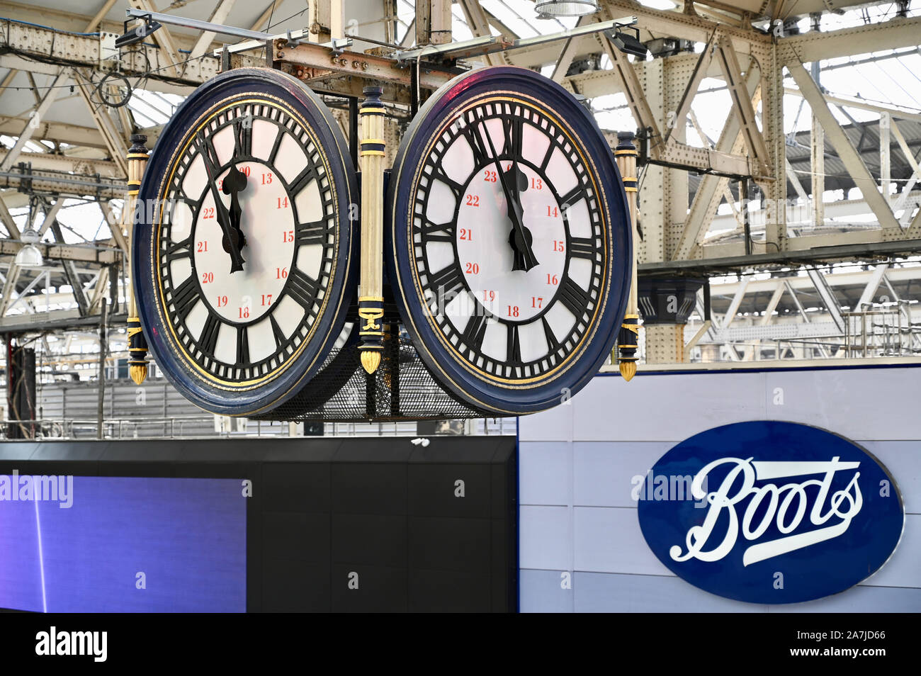 Under the Waterloo Clock. Waterloo Station Concourse, Waterloo, London. UK Stock Photo