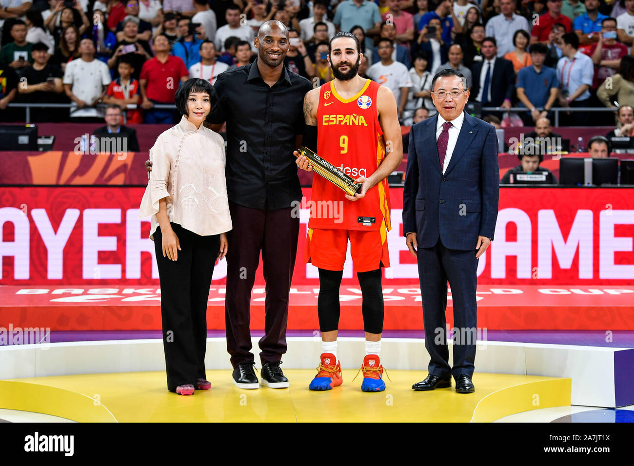 Retired American basketball player Kobe Bryant, middle left, awards the MVP trophy to Spanish professional basketball player Ricky Rubio, middle right Stock Photo