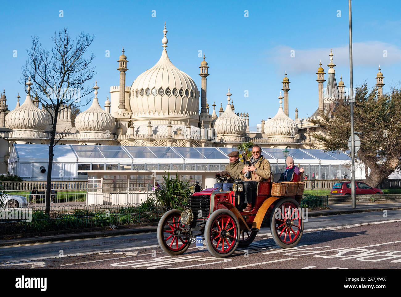 Brighton UK 3rd November 2019 - A 1898 Panhard et Levassor owned by Jonathan Procter passes by the Royal Pavilion in Brighton as it nears the finish of the Bonhams London to Brighton Veteran Car Run. Over 400 pre-1905 cars set off from Hyde Park London early this morning and finish at Brighton's Madeira Drive on the seafront : Credit Simon Dack / Alamy Live News Stock Photo
