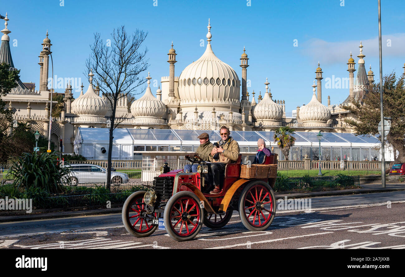 Brighton UK 3rd November 2019 - A 1898 Panhard et Levassor owned by Jonathan Procter passes by the Royal Pavilion in Brighton as it nears the finish of the Bonhams London to Brighton Veteran Car Run. Over 400 pre-1905 cars set off from Hyde Park London early this morning and finish at Brighton's Madeira Drive on the seafront : Credit Simon Dack / Alamy Live News Stock Photo