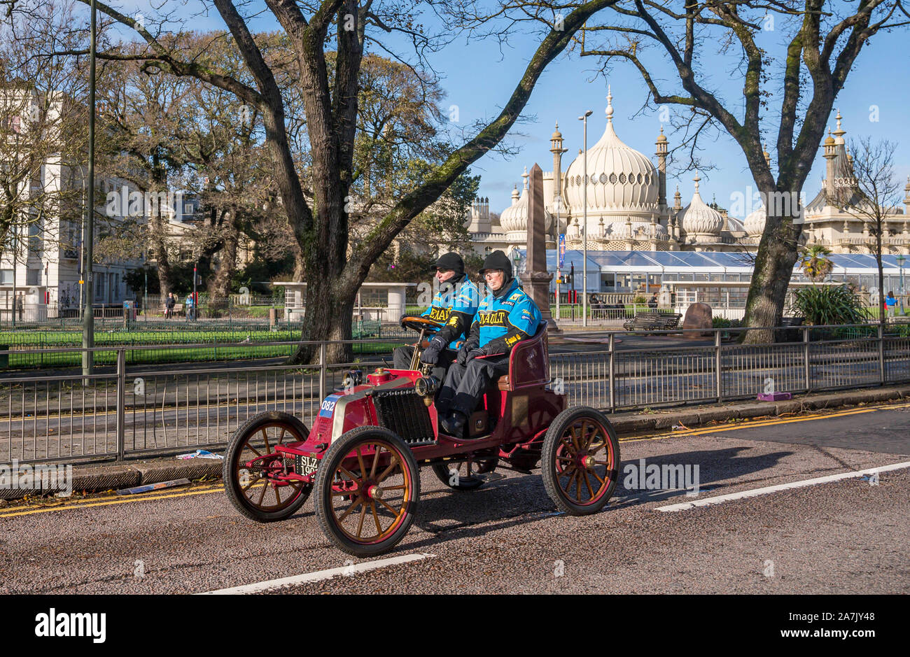 Brighton UK 3rd November 2019 - A 1901 Renault passes by the Royal Pavilion in Brighton as they near the finish of the Bonhams London to Brighton Veteran Car Run. Over 400 pre-1905 cars set off from Hyde Park London early this morning and finish at Brighton's Madeira Drive on the seafront : Credit Simon Dack / Alamy Live News Stock Photo