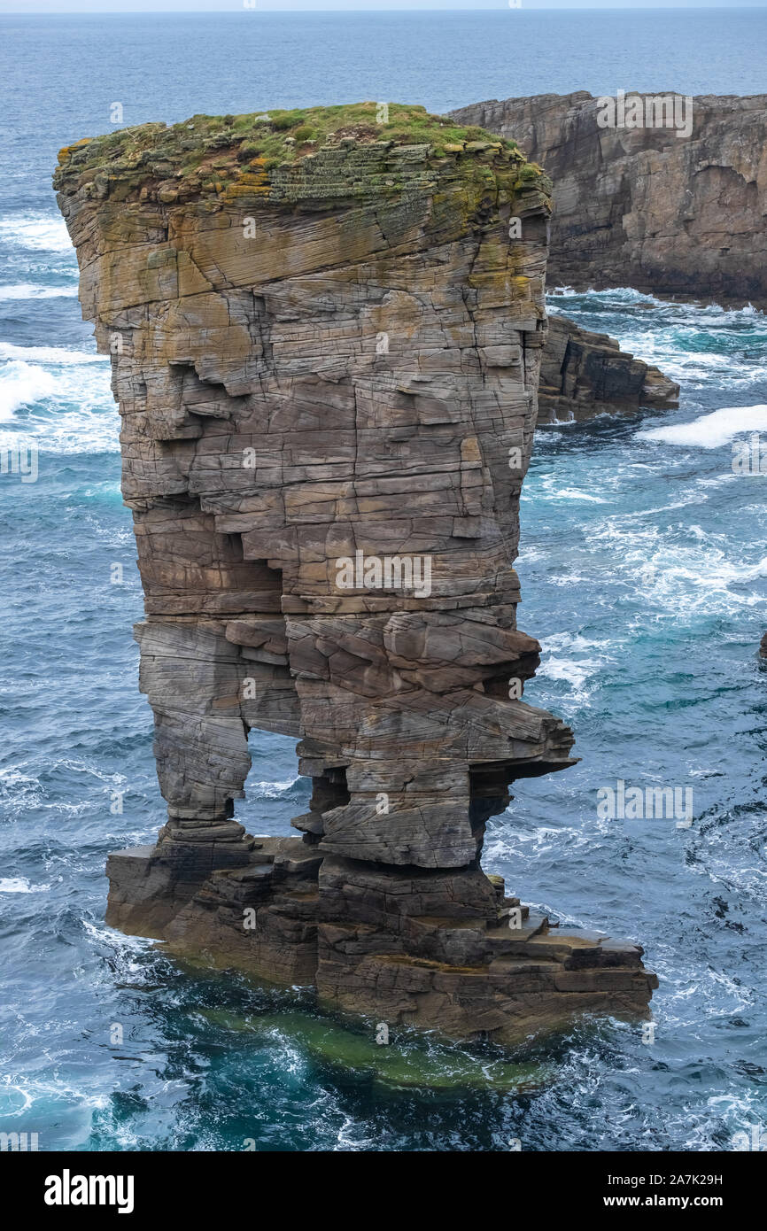 stunning-yesnaby-cliffs-and-the-yesnaby-castle-sea-stack-on-the-west