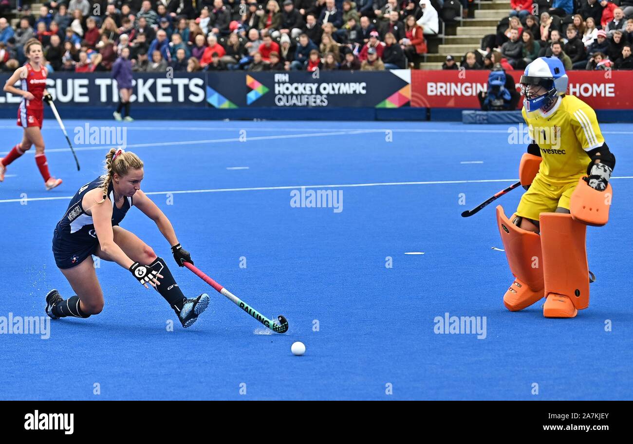Stratford, London, UK. 3rd November 2019. Francisca Parra (Chile) slides in as she is watched by Maddie Hinch (Great Britain, goalkeeper). Great Britain v Chile. FIH Womens Olympic hockey qualifier. Lee Valley hockey and tennis centre. Stratford. London. United Kingdom. Credit Garry Bowden/Sport in PicturesAlamy Live News. Stock Photo