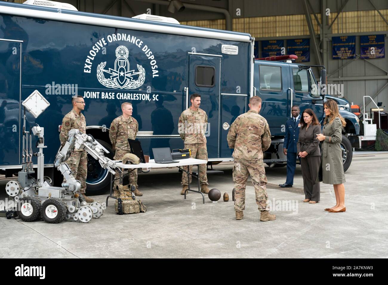 Militär Polizei Stahlhelm  US-Army  Ausrüstung Uniformen USA Trump Marine Navy