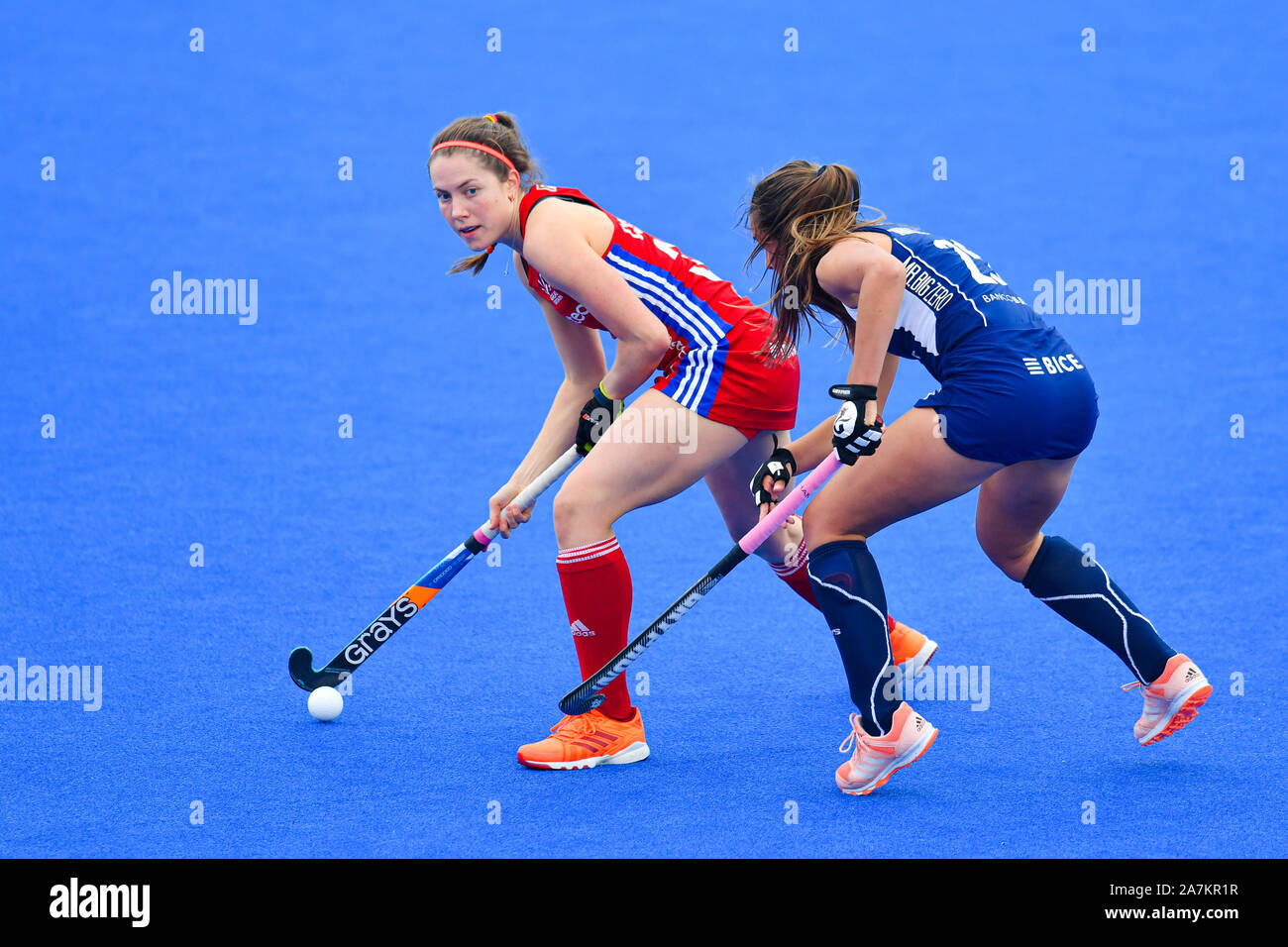 London, UK. 03th Nov, 2019. Elizabeth Neal of Great Britain tries to get the ball during FIH Olympic Qualifiers match: Great Britain vs Chile (Women) at Lea Valley Hockey and Tennis Centre on Sunday, November 03, 2019 in LONDON ENGLAND. Credit: Taka G Wu/Alamy Live News Stock Photo