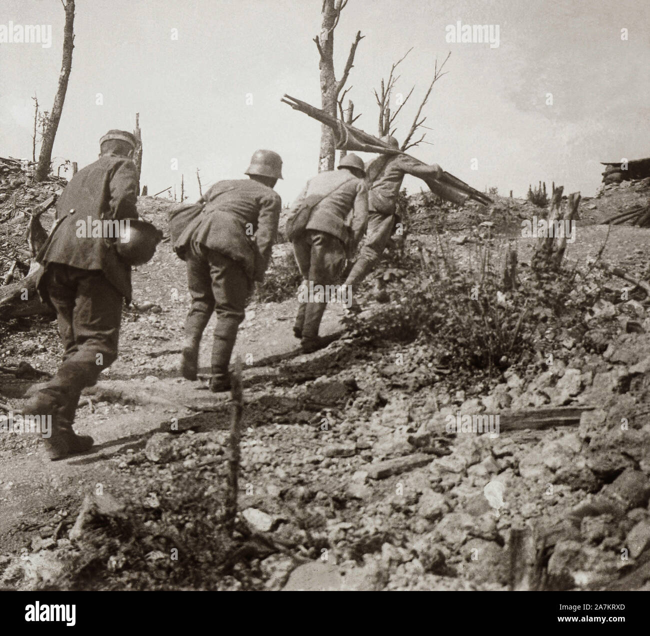 Premiere Guerre Mondiale, soldats brancardiers sur les champs de bataille a Douaumont pres de Verdun. Photographie, 1914-1918, Paris. Stock Photo