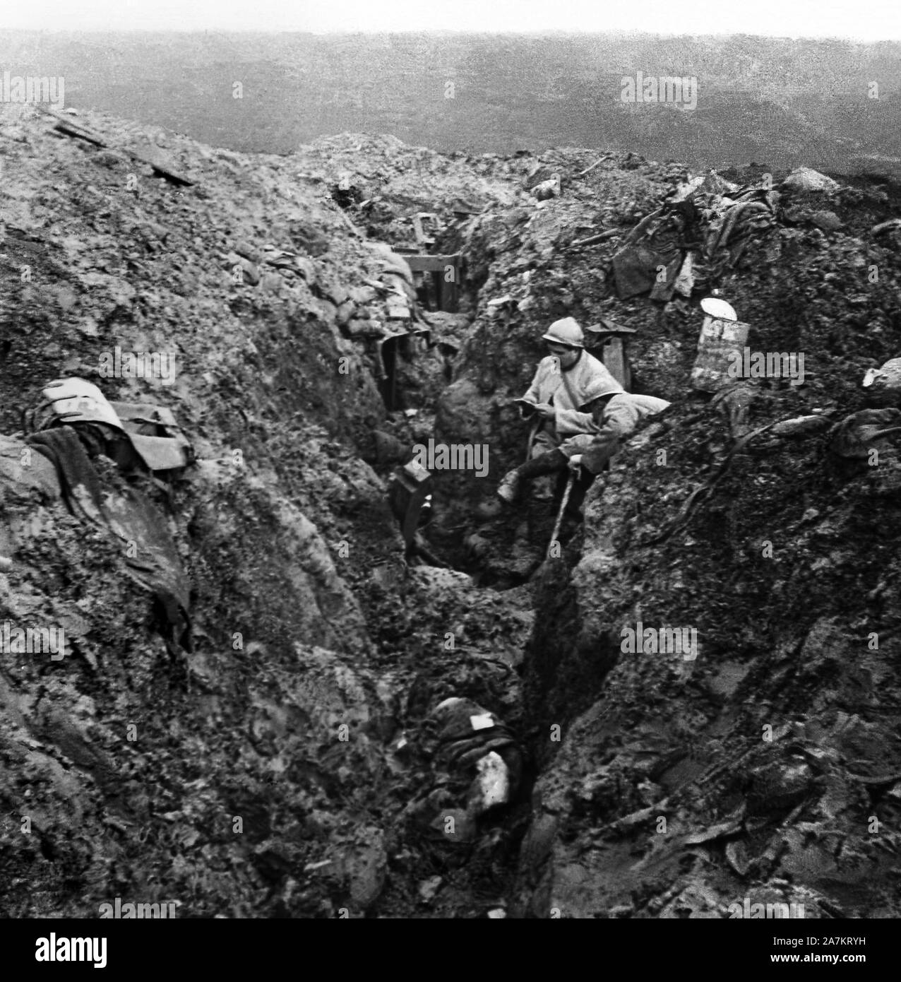Premiere Guerre Mondiale Vie Quotidienne Des Soldats Allemands Dans Les Tranchees Soldat Lisant Photographie 1914 1918 Paris Stock Photo Alamy