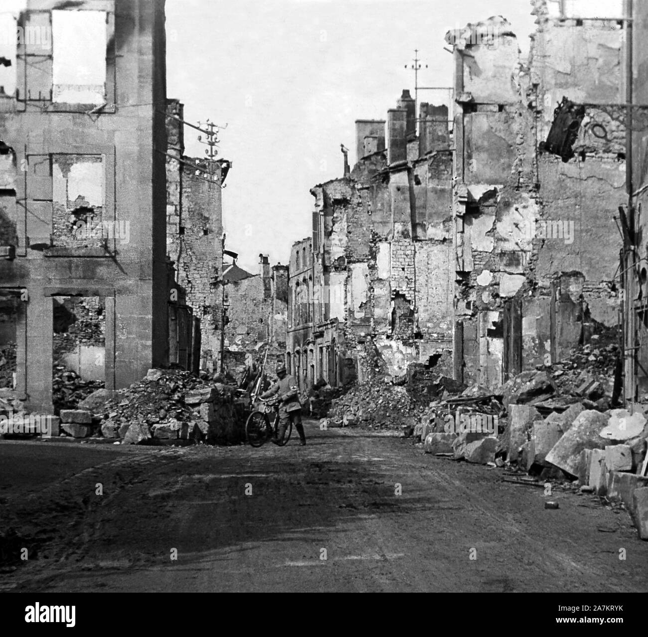 Premiere Guerre Mondiale, vue des ruines de la rue Saint Pierre a Verdun, apres les bombardements. Photographie, 1914-1918, Paris. Stock Photo