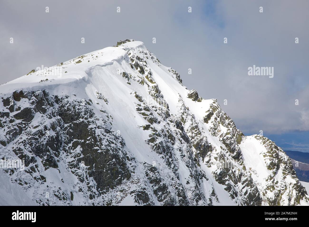 Snowy high mountain landscape hi-res stock photography and images - Alamy