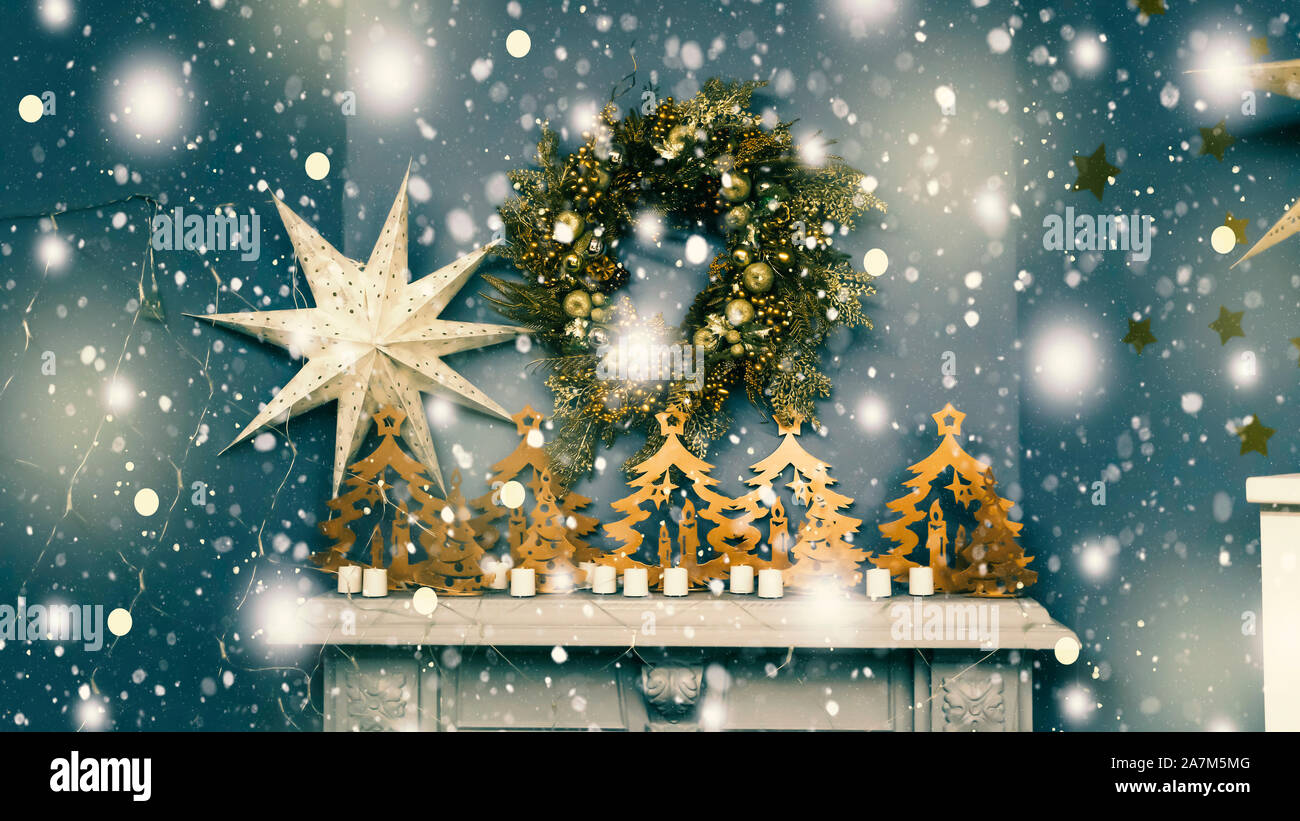 Christmas living room decoration with christmas wreath and christmas golden star with Falling snow Stock Photo