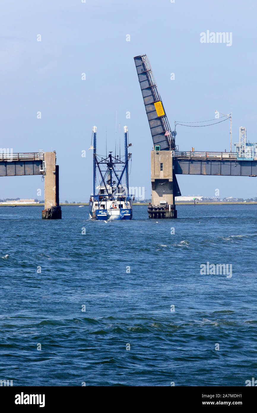 Single leaf bascule bridges hi-res stock photography and images - Alamy
