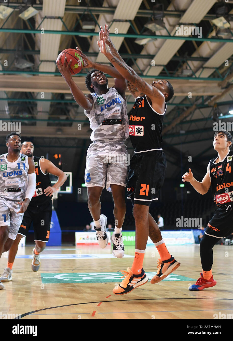 Karlsruhe, Deutschland. 03rd Nov, 2019. duels, duel Quinton Marcus Stroman (Lions) versus Bill Borekambi (Schwenningen). GES/Basketball ProA: PS Karlsruhe Lions - wiha Panthers Schwenningen 03.11.2019 | usage worldwide Credit: dpa/Alamy Live News Stock Photo