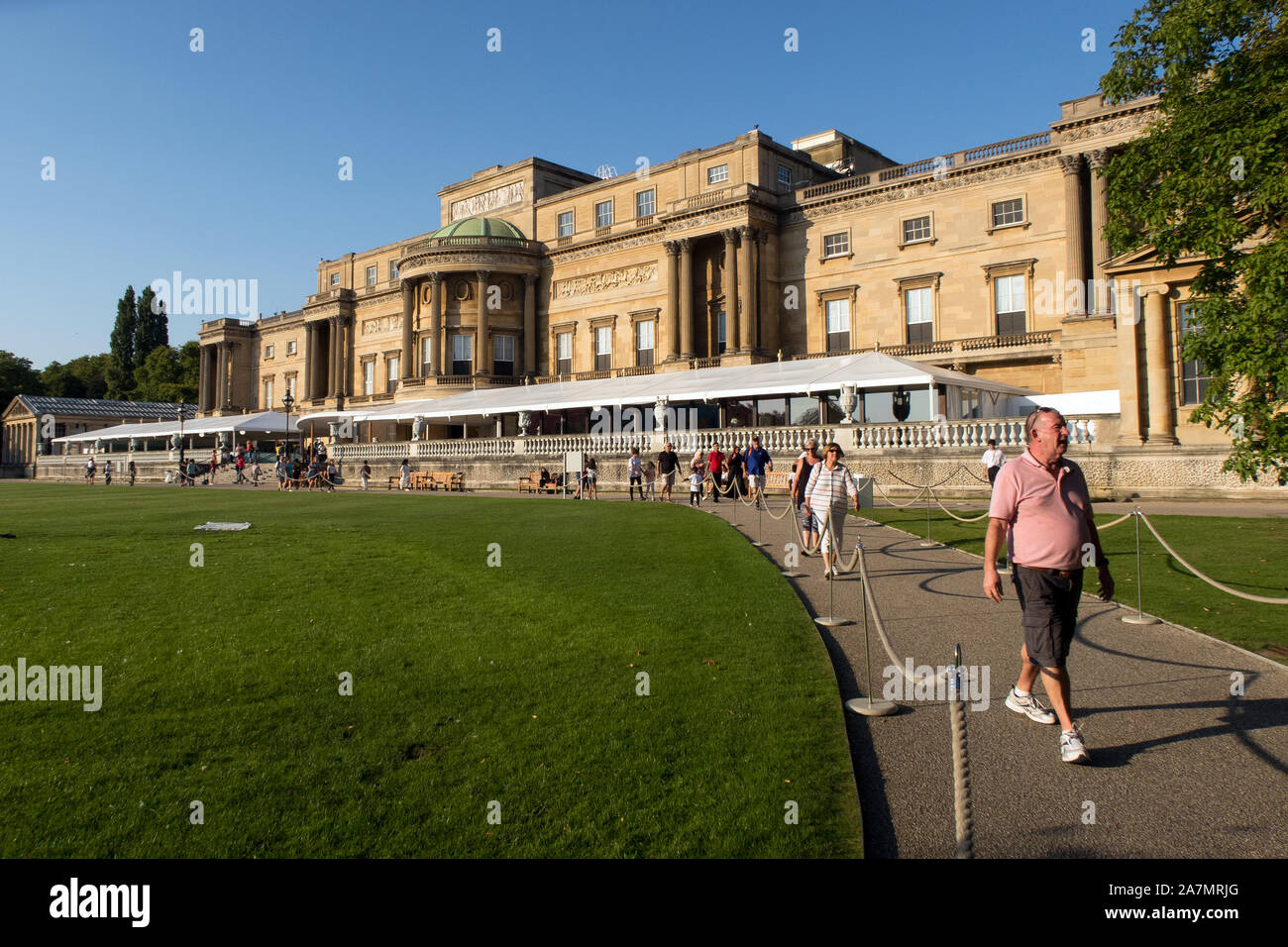 Rear of buckingham palace hi-res stock photography and images - Alamy
