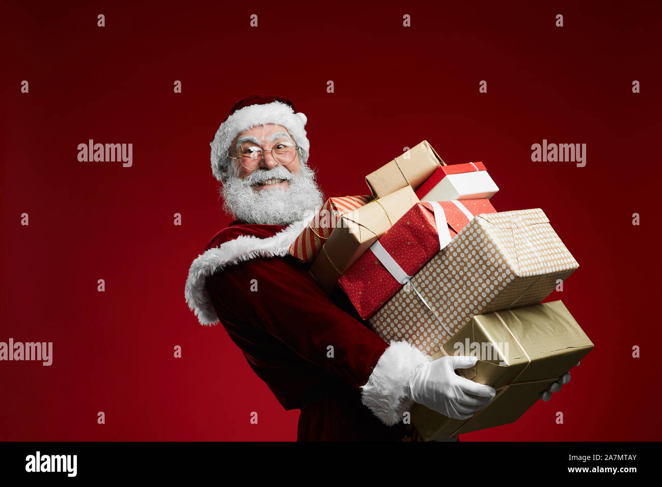 Smiling santa claus hi-res stock photography and images - Alamy