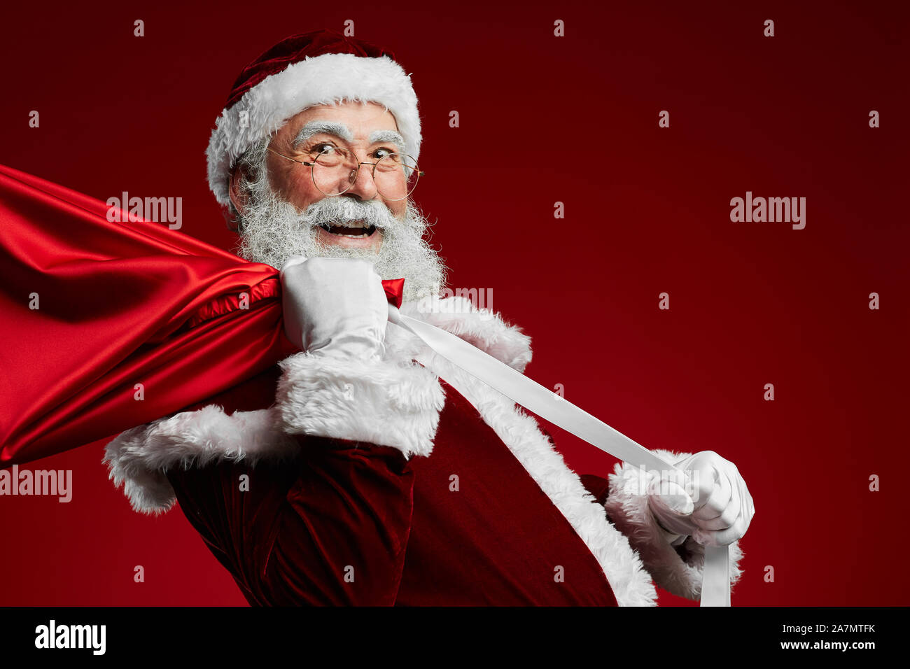 Smiling santa claus hi-res stock photography and images - Alamy