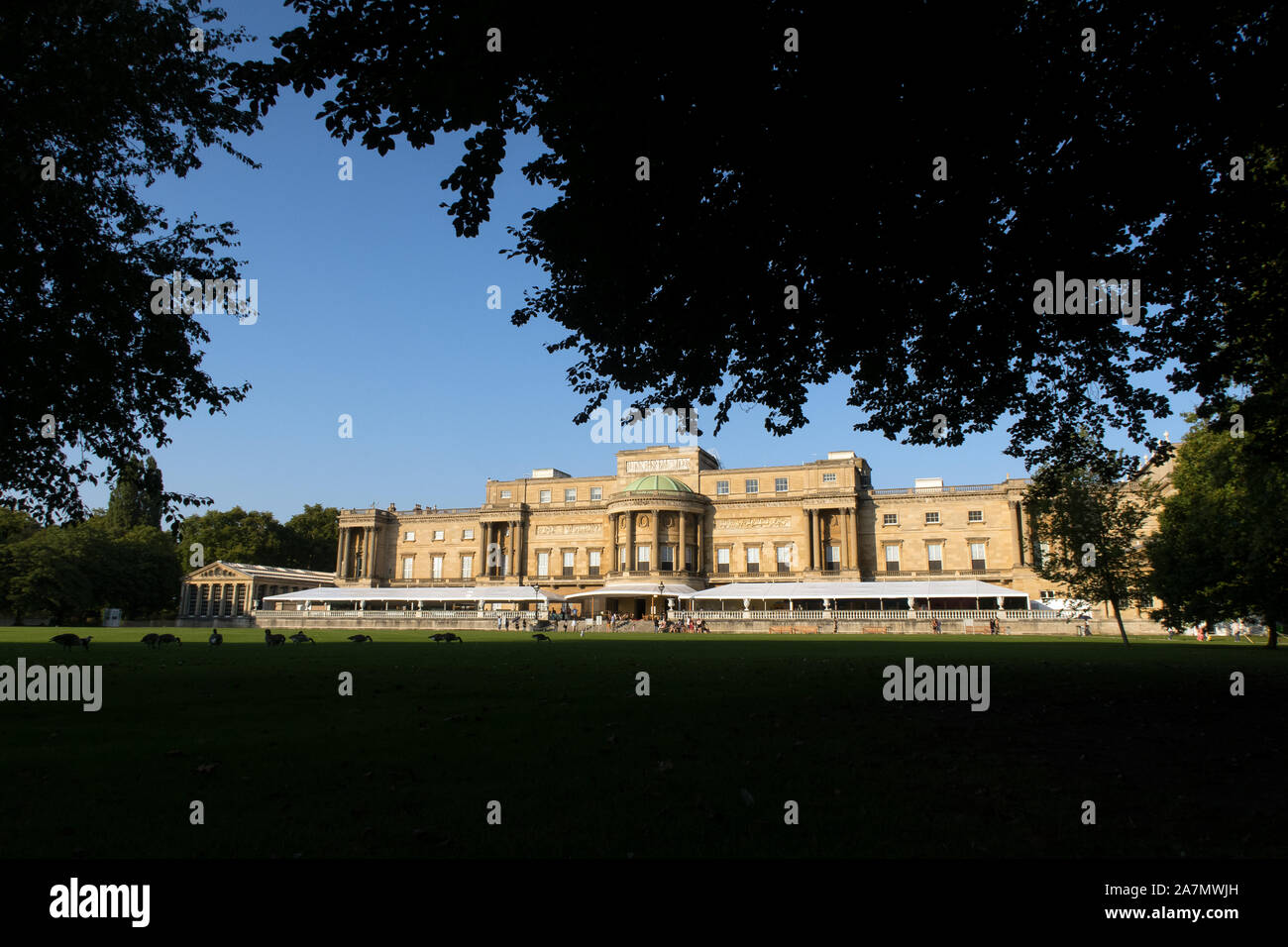 Back of buckingham palace hires stock photography and images Alamy