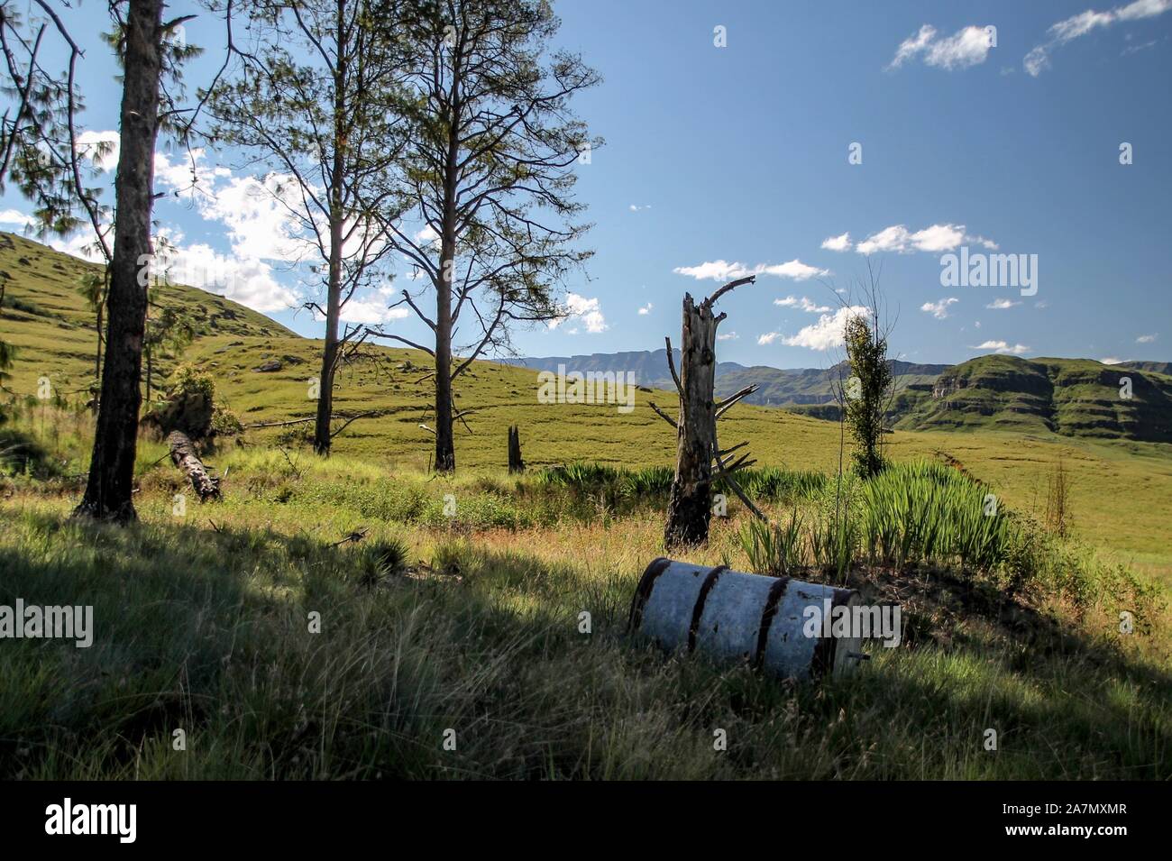Rostiges Fass in Berglandschaft Stock Photo