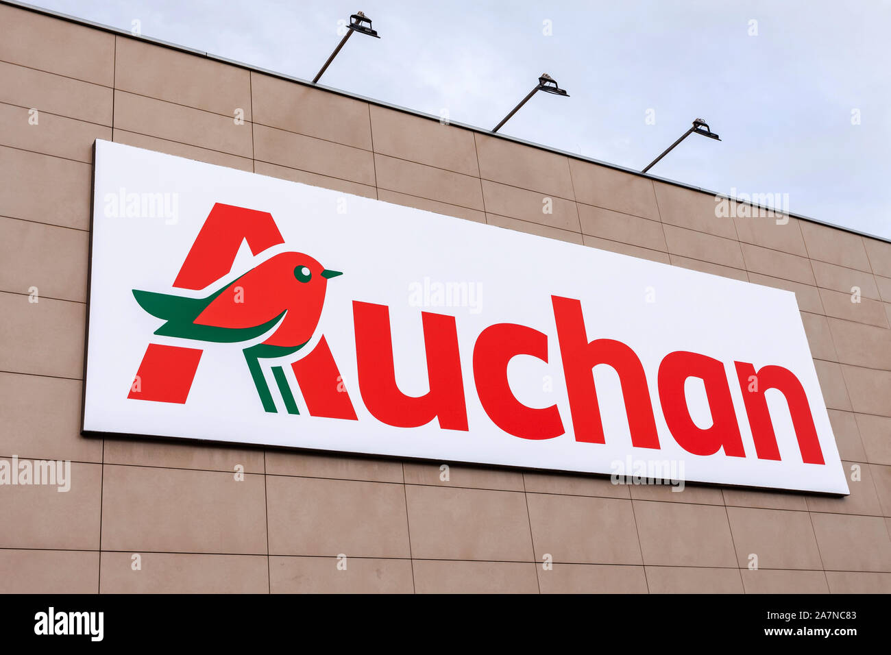 Coina, Portugal. Auchan logo or symbol in the Barreiro Planet Retail Park. Auchan is a French hypermarket, supermarket or superstore chain. Auchan. Stock Photo