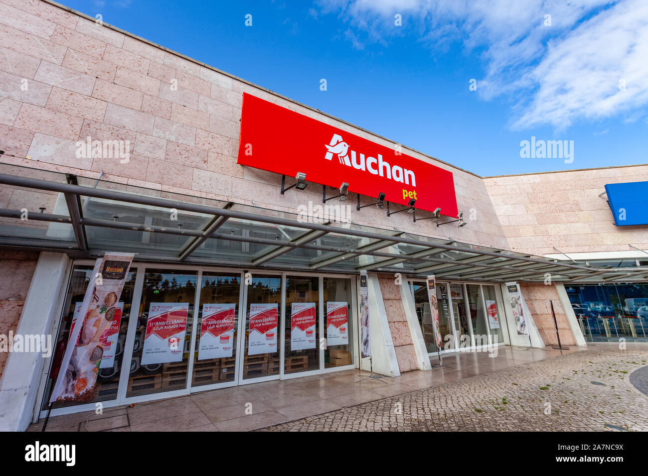 Almada, Portugal. Auchan Pet shop or store in the Almada Forum shopping  mall or center. Auchan is a French hypermarket, supermarket or superstore  Stock Photo - Alamy