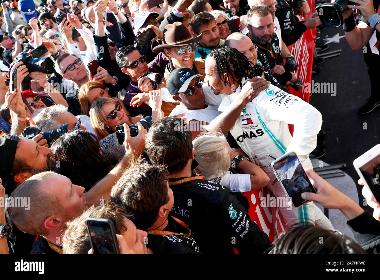 Austin, United States Of America. 03rd Nov, 2019. Motorsports: FIA Formula One World Championship 2019, Grand Prix of United States, #44 Lewis Hamilton (GBR, Mercedes AMG Petronas Motorsport) celebrates winning the F1 World Drivers Championship 2019 with his father Anthony Hamilton, Linda Hamilton and Matthew McConaughey | usage worldwide Credit: dpa/Alamy Live News Stock Photo