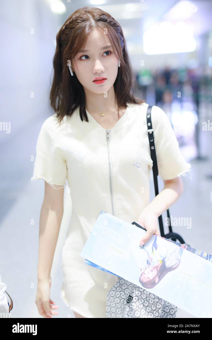 Chinese singer and actress Estelle Chen Yihan arrives at the Shanghai  Hongqiao International Airport before departure in Beijing, China, 18  August 201 Stock Photo - Alamy