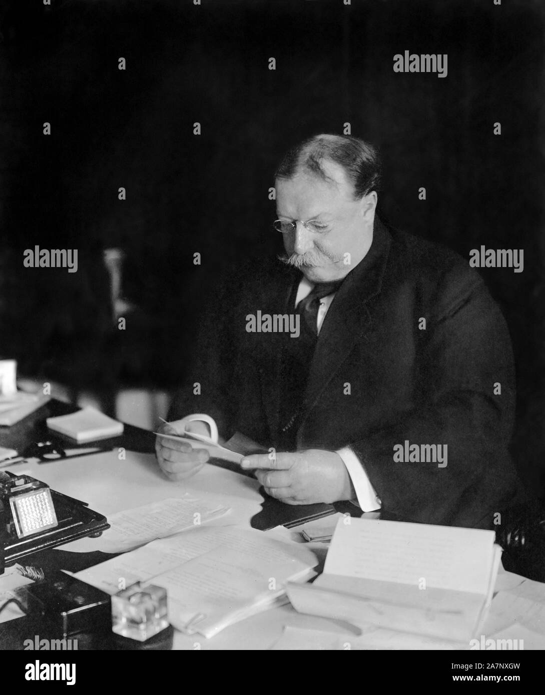 U.S. President William Howard Taft Reading at his Desk, White House, Washington, D.C., USA, Photograph by Barnett McFee Clinedinst, 1909 Stock Photo