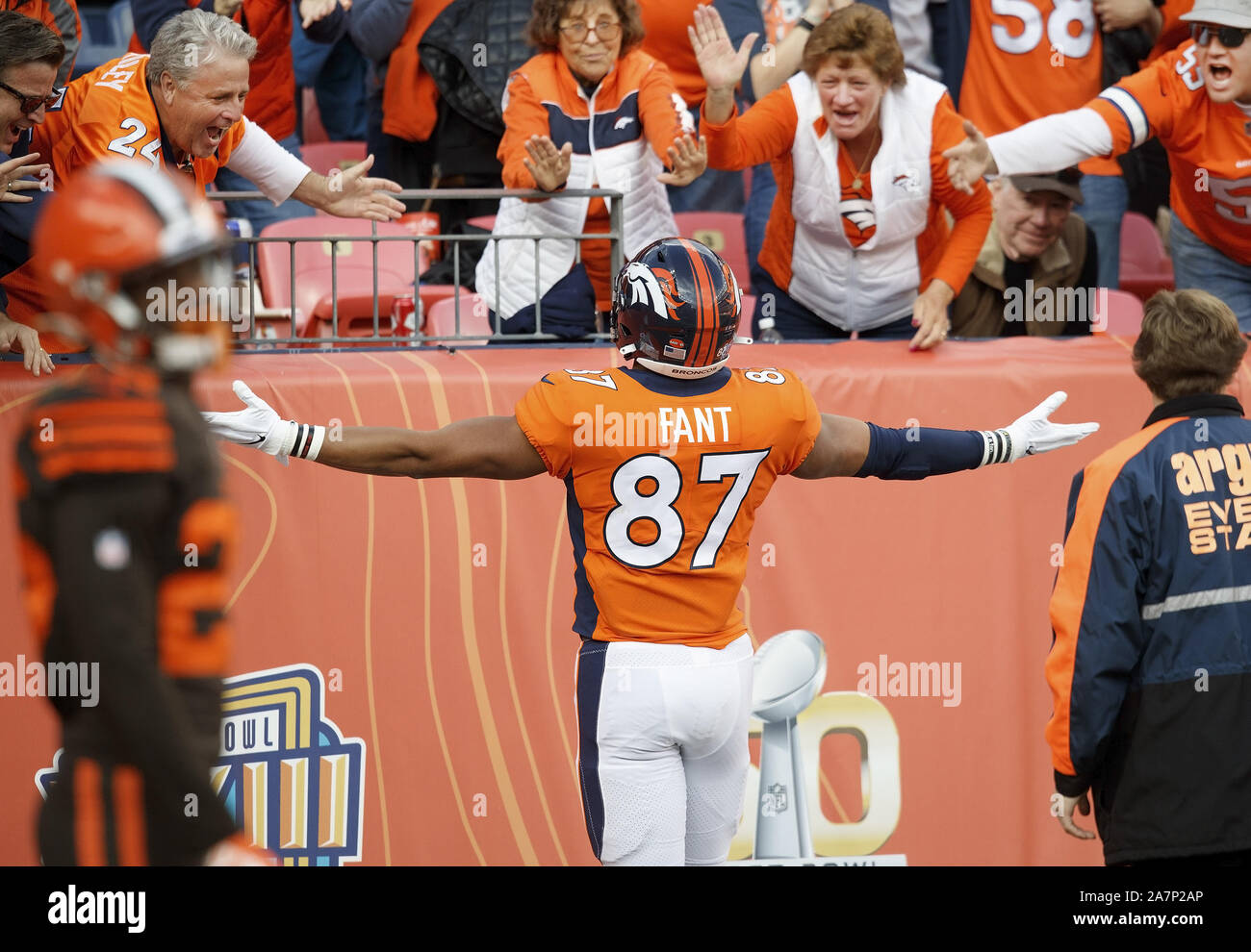 Denver Broncos tight end Noah Fant celebrates with Broncos cheerleader  after beautiful 32-yard gain