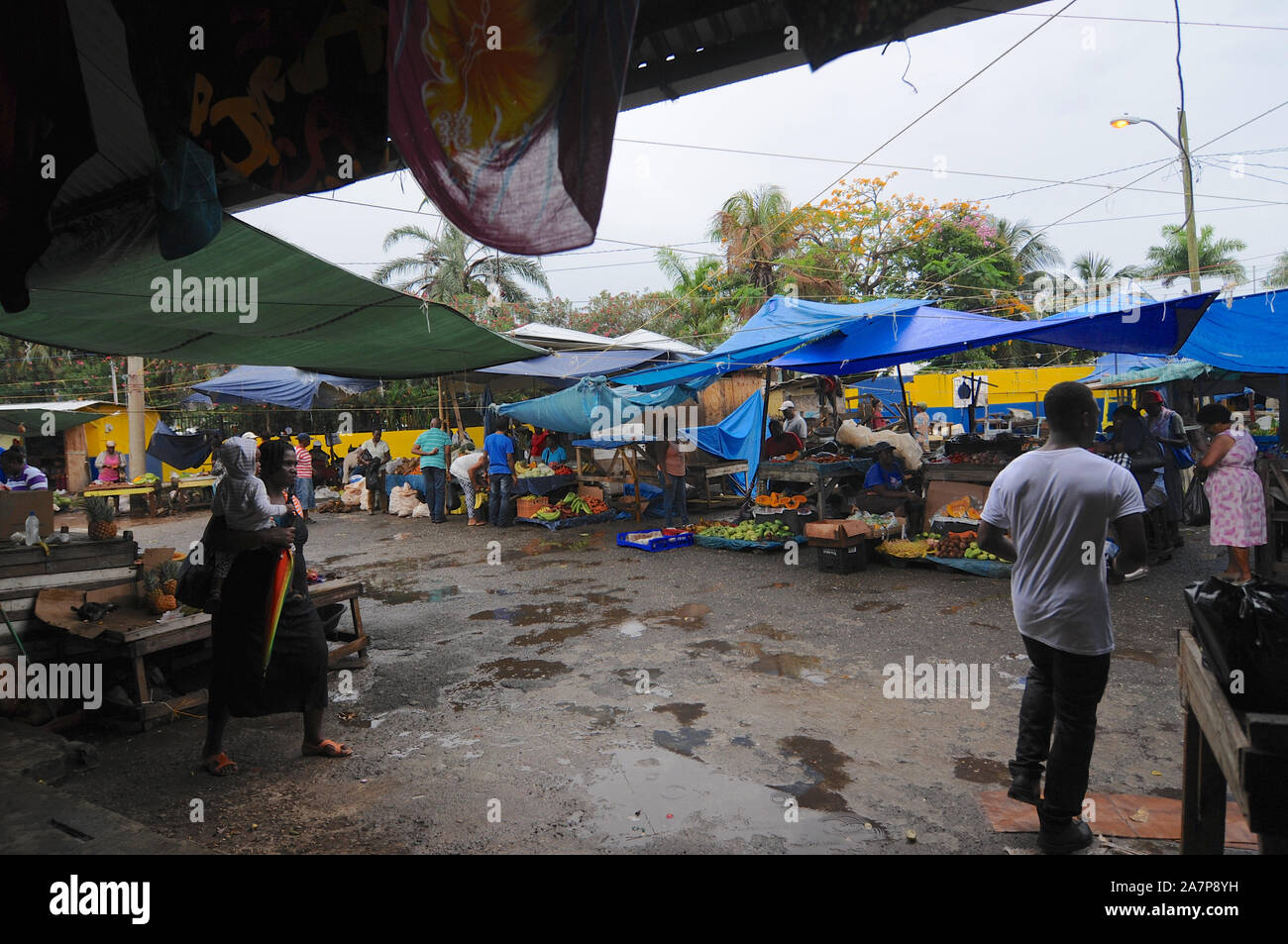 Port Antonio, Portland, Jamaica - 16th June 2017 : View on a rainy day, of the traditional farmer market in the city of Port Antonio in the Portland P Stock Photo