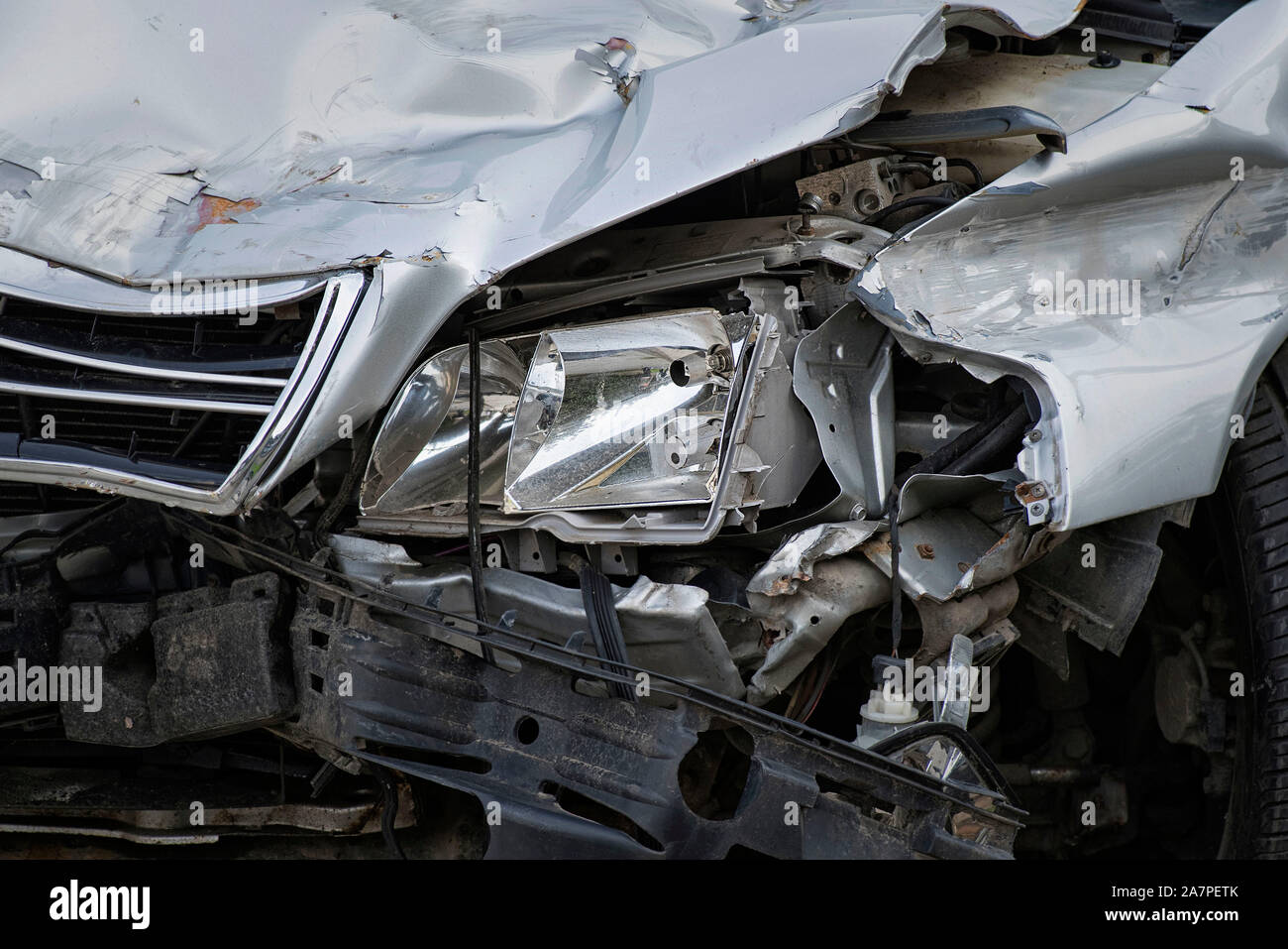 Front end collision damage hi-res stock photography and images - Alamy