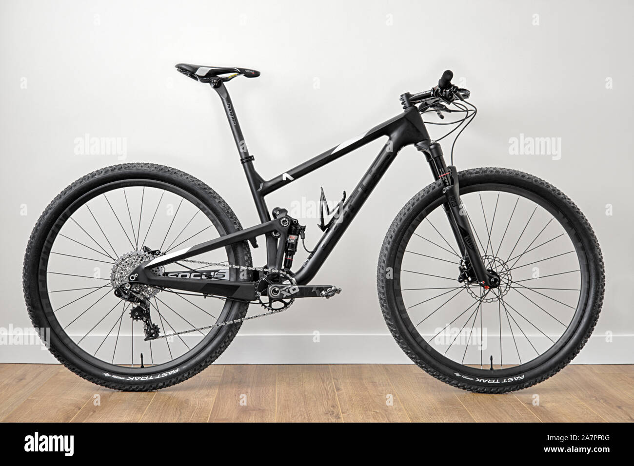 Focus O1E 29er full suspension carbon fibre mountain bike Stock Photo -  Alamy