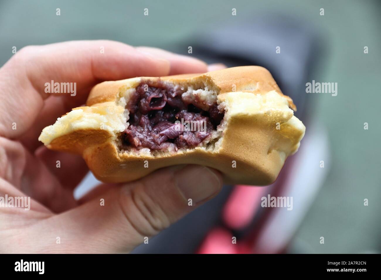 Taiwan street food in Keelung. Sweet red bean cake Stock Photo Alamy