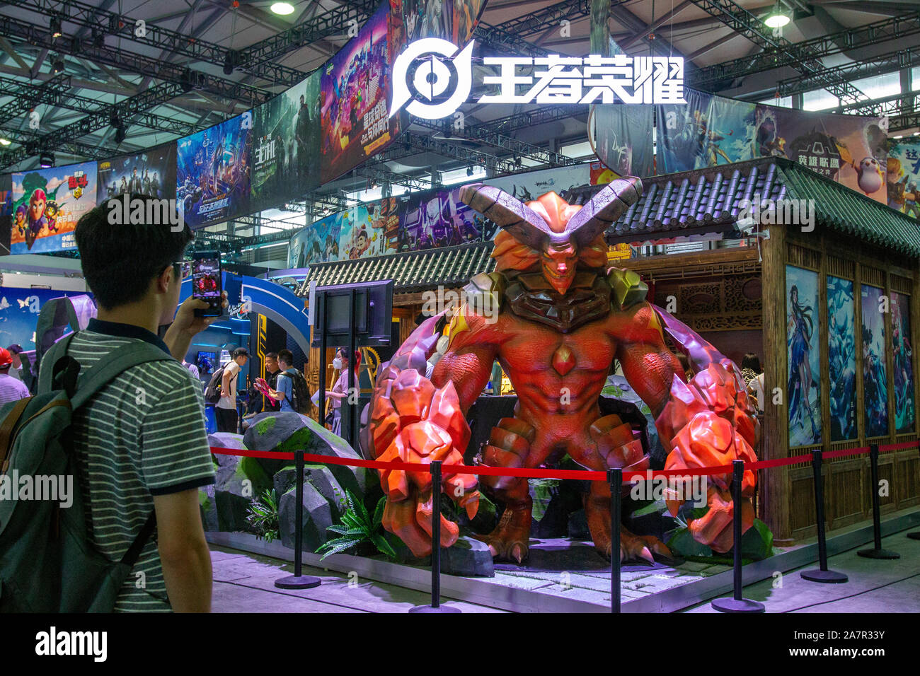 FILEPeople visit the stand of Tencent's mobile MOBA "King of Glory