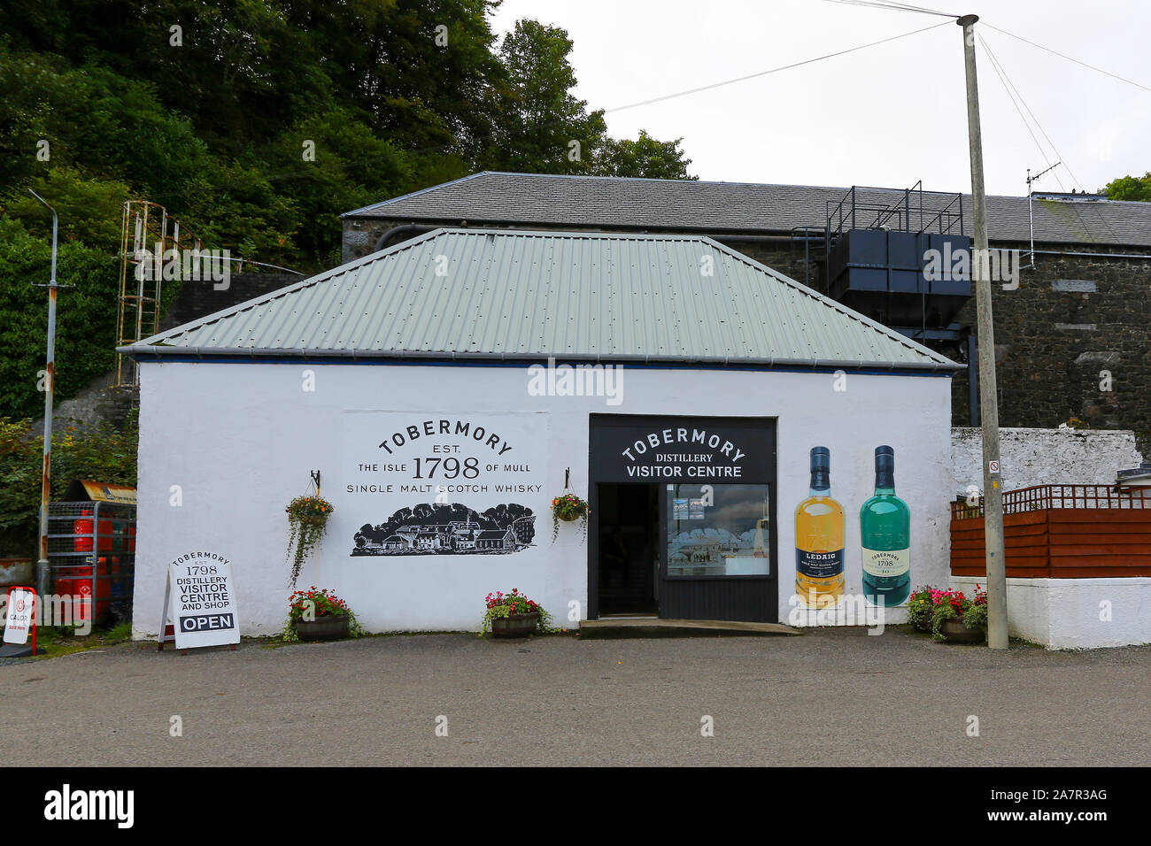 Tobermory Distillery, Tobermory, Isle of Mull in the Scottish Inner Hebrides, Scottish Highlands, Scotland, UK Stock Photo