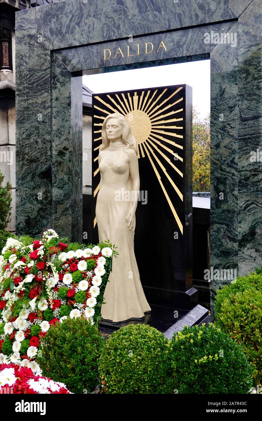 Grave and life-sized white marble statue of the late Iolanda Cristina Gigliotti, the singer Dalida, Cimetiere de Montmartre, Paris, France. Stock Photo