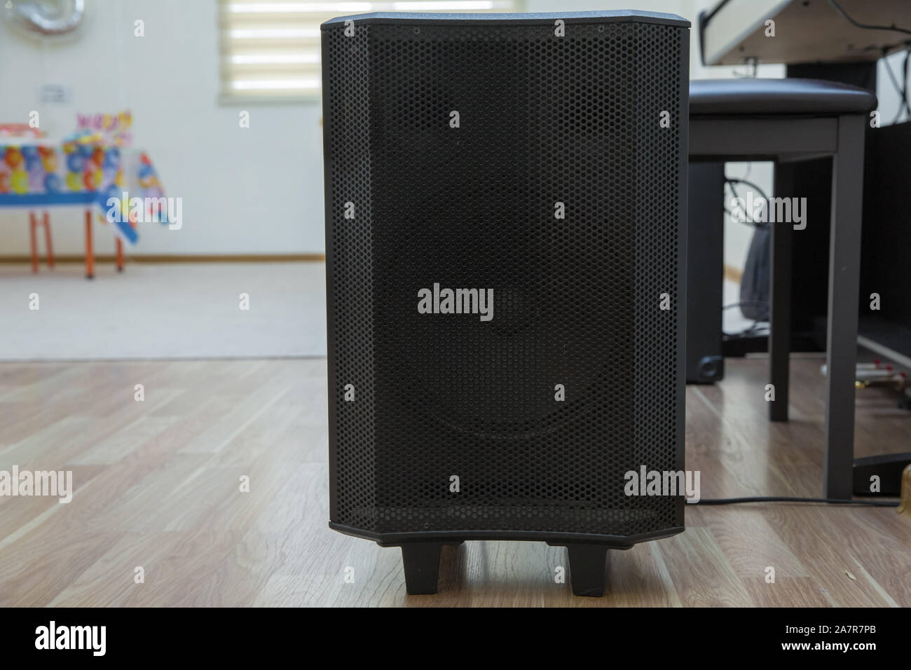 Hifi sound system in shop for sound recording studio.Professional hi-fi  cabinet speaker box.Audio equipment for record studios.Buy dj equip in  music Stock Photo - Alamy