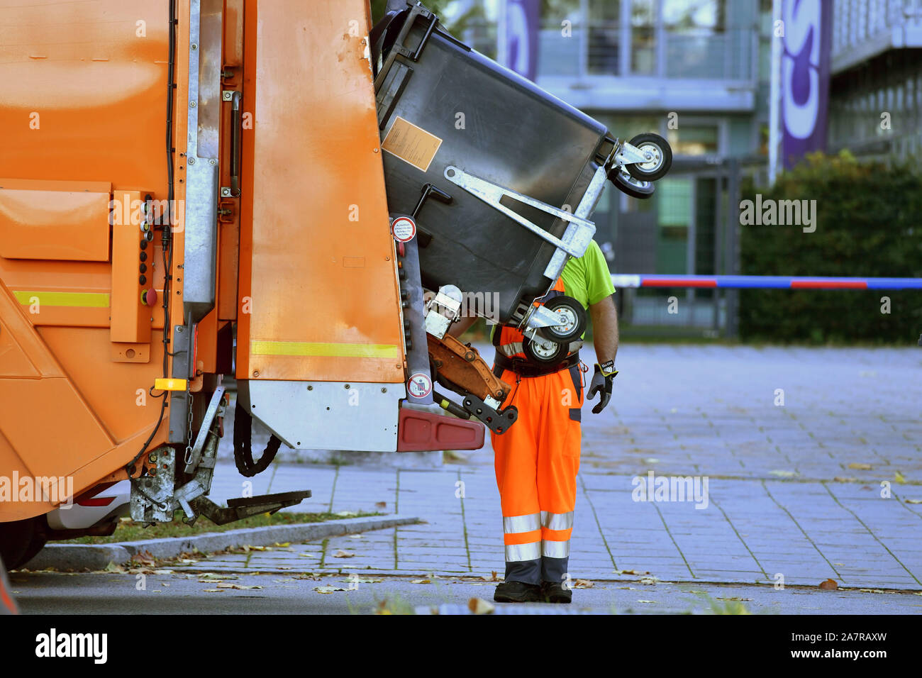 Muellabfuhr in Munchen, garbage, Muelltonne, Muelltonnen, garbage container, garbage truck, garbage, work, workers, garbage workers, empty baskets in Munich on 04.11.2019. | usage worldwide Stock Photo