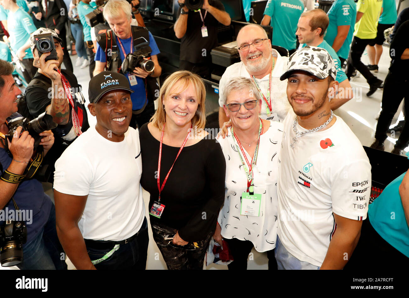 Austin, United States Of America. 03rd Nov, 2019. Motorsports: FIA Formula One World Championship 2019, Grand Prix of United States, #44 Lewis Hamilton (GBR, Mercedes AMG Petronas Motorsport) celebrates winning the F1 World Drivers Championship 2019 with Anthony Hamilton, Linda Hamilton and his mother Carmen | usage worldwide Credit: dpa/Alamy Live News Stock Photo