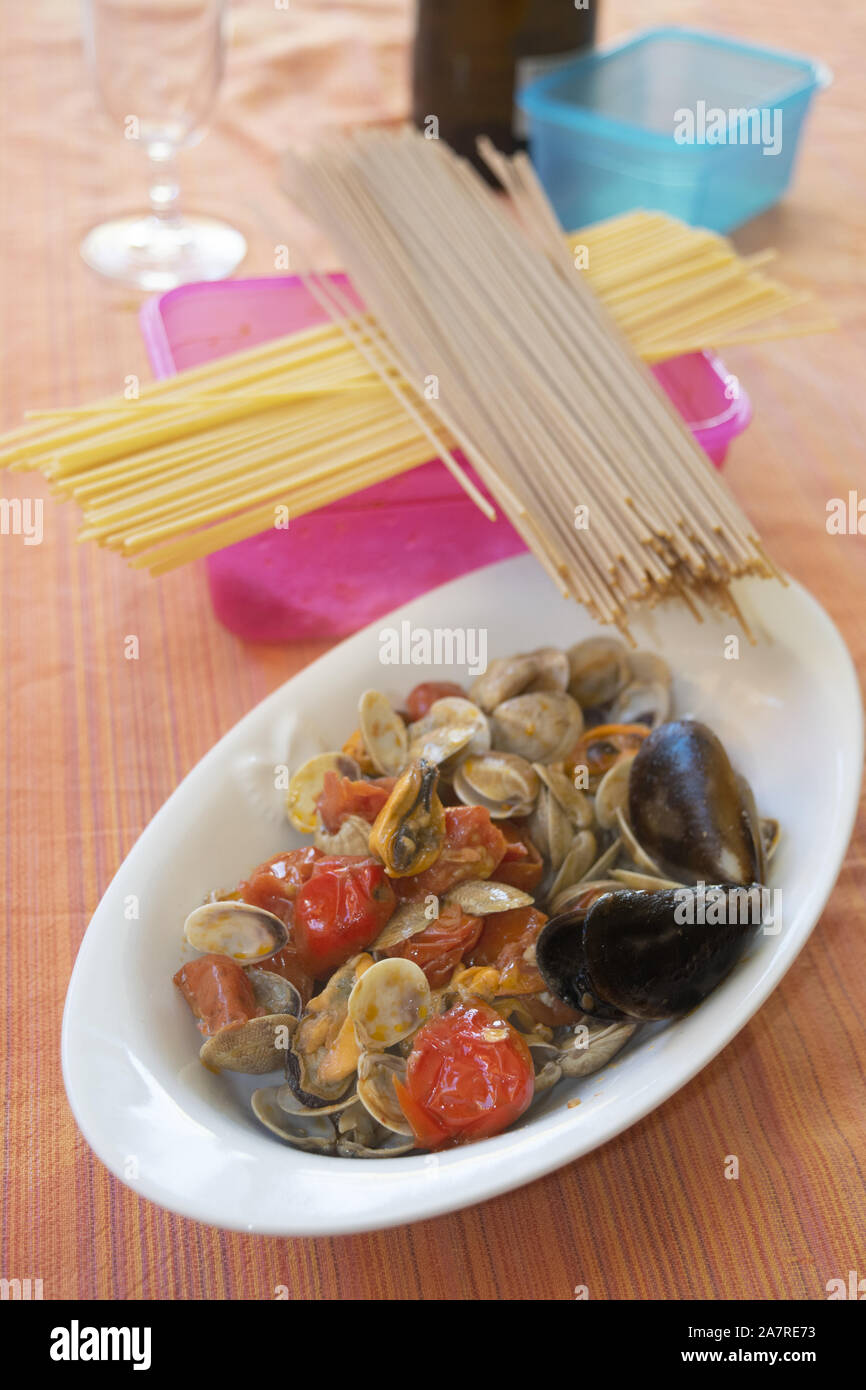 sautè of clams and mussels in a serving dish Stock Photo Alamy